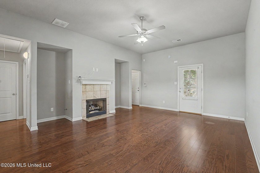 Welcome home to this well-maintained 3 bedroom, 2 bath split - photo 4