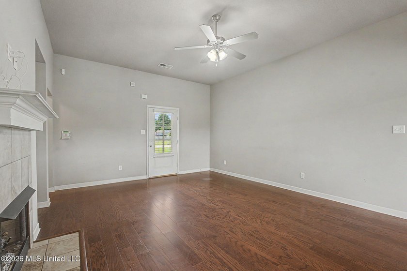 Welcome home to this well-maintained 3 bedroom, 2 bath split - photo 5