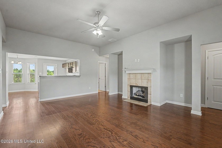 Welcome home to this well-maintained 3 bedroom, 2 bath split - photo 7
