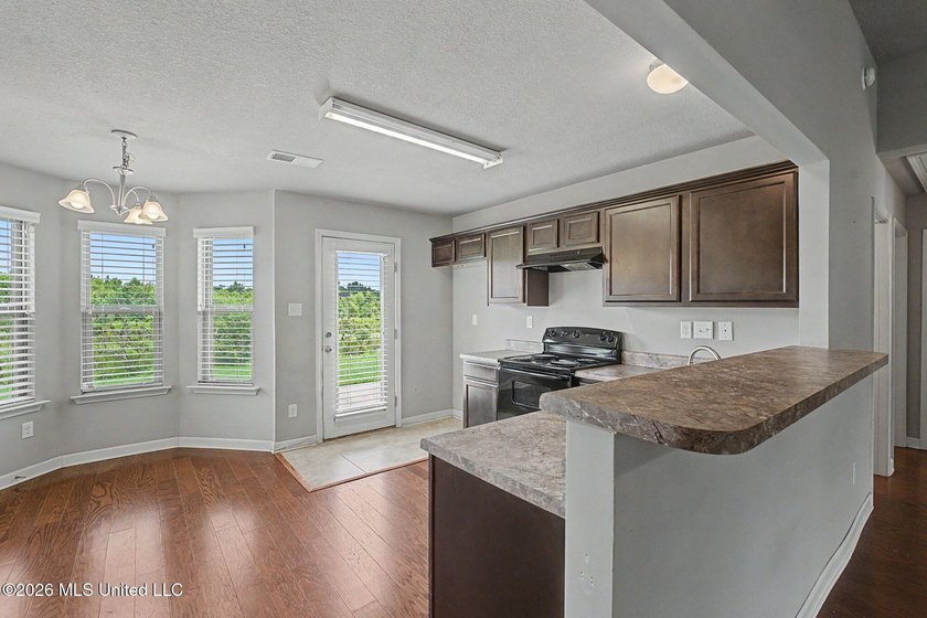 Welcome home to this well-maintained 3 bedroom, 2 bath split - photo 8