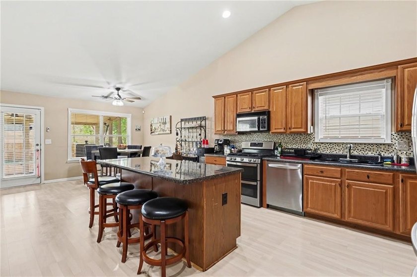 Welcome to Mirror Lake, where resort-style living meets everyday - photo 9