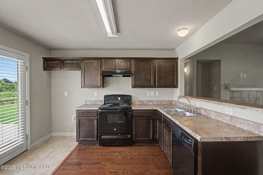 Welcome home to this well-maintained 3 bedroom, 2 bath split - photo 9