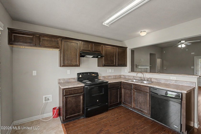 Welcome home to this well-maintained 3 bedroom, 2 bath split - photo 10
