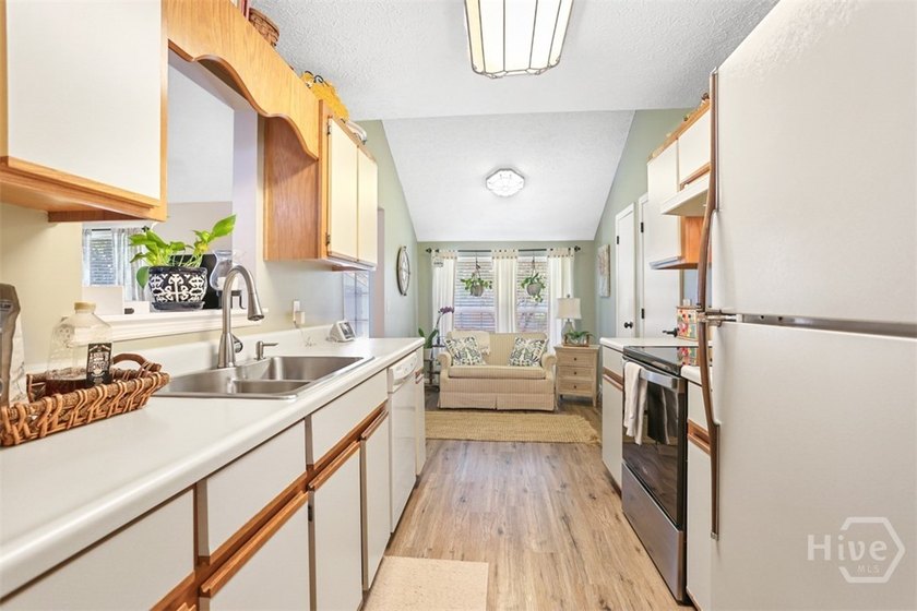 Tucked away on desirable Whitemarsh Island, this well-maintained - photo 8