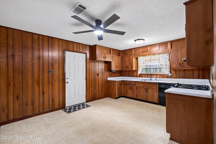 This charming all-brick 4-bedroom, 2-bath home has been lovingly - photo 9