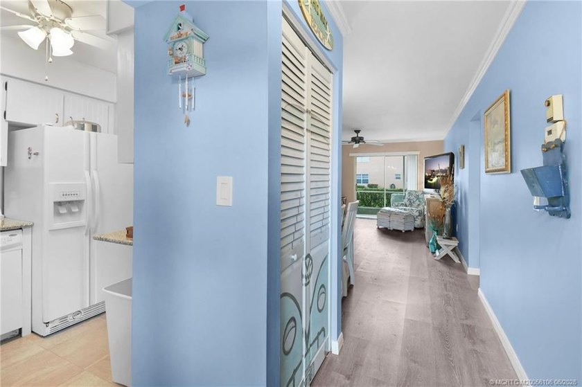 Beautiful, updated FIRST FLOOR, 1 Bed/1 Bath, 699 Sq Ft condo - photo 2