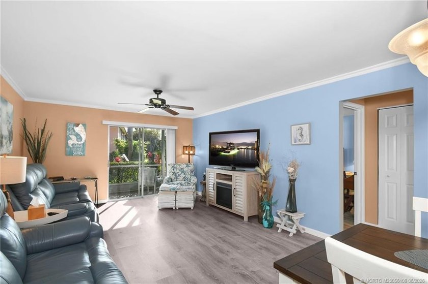 Beautiful, updated FIRST FLOOR, 1 Bed/1 Bath, 699 Sq Ft condo - photo 4