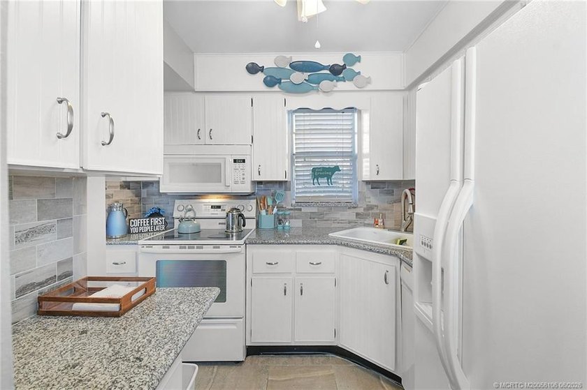 Beautiful, updated FIRST FLOOR, 1 Bed/1 Bath, 699 Sq Ft condo - photo 6