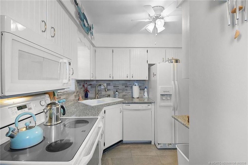 Beautiful, updated FIRST FLOOR, 1 Bed/1 Bath, 699 Sq Ft condo - photo 7