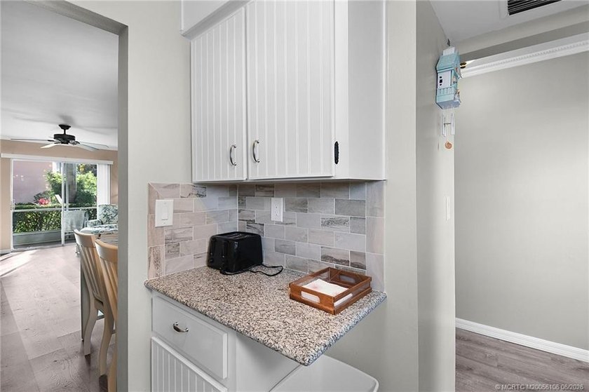Beautiful, updated FIRST FLOOR, 1 Bed/1 Bath, 699 Sq Ft condo - photo 8