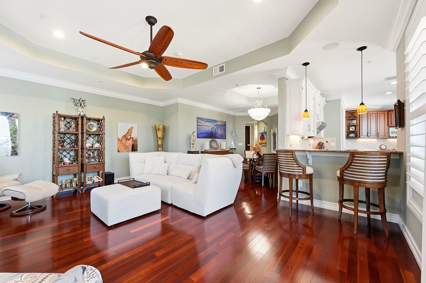 Fully Updated Penthouse-Level Residence beautifully updated - photo 14