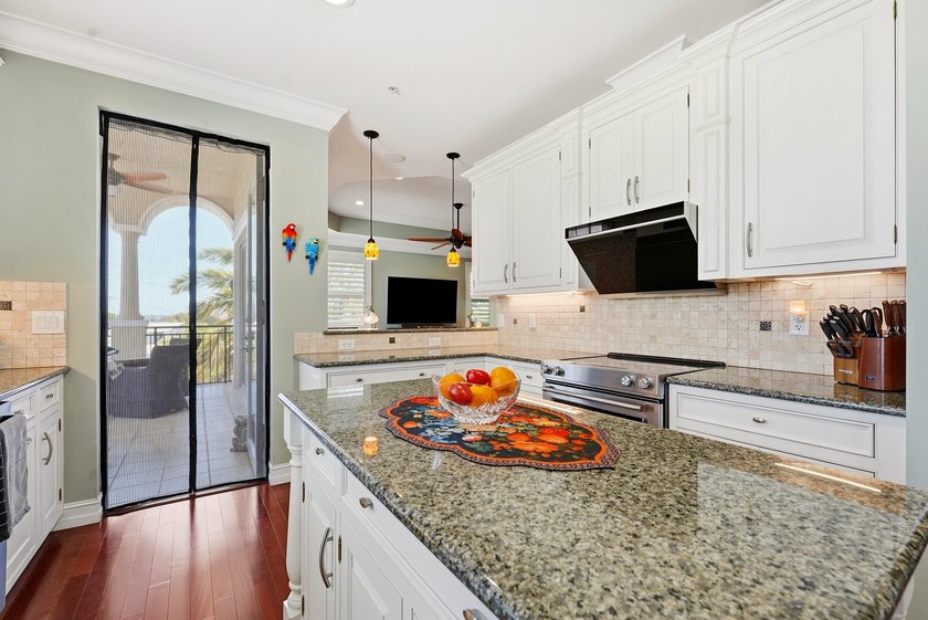 Fully Updated Penthouse-Level Residence beautifully updated - photo 15