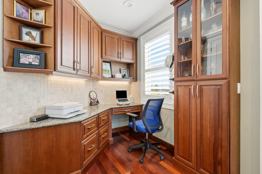 Fully Updated Penthouse-Level Residence beautifully updated - photo 16