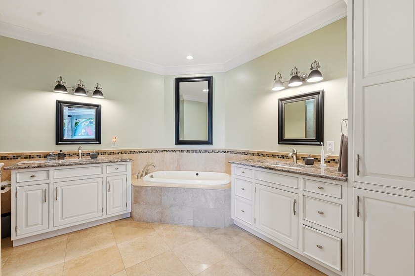 Fully Updated Penthouse-Level Residence beautifully updated - photo 21