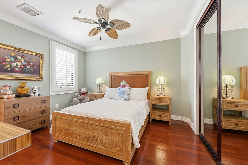Fully Updated Penthouse-Level Residence beautifully updated - photo 24