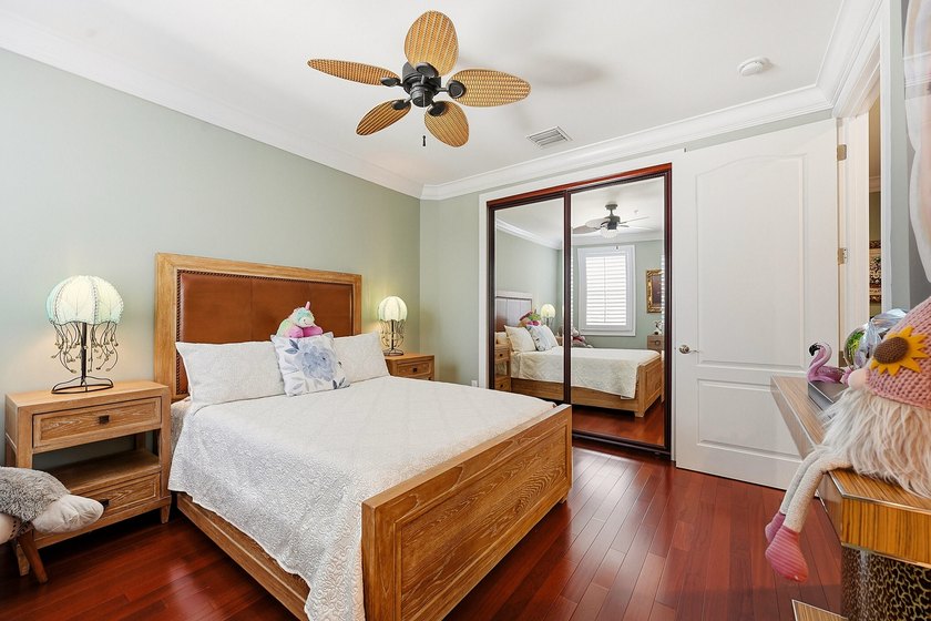 Fully Updated Penthouse-Level Residence beautifully updated - photo 26