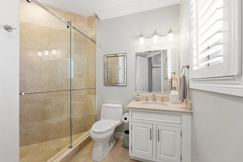 Fully Updated Penthouse-Level Residence beautifully updated - photo 27