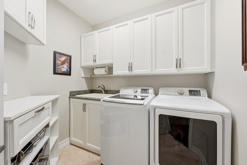 Fully Updated Penthouse-Level Residence beautifully updated - photo 29