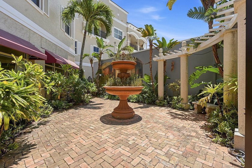 Fully Updated Penthouse-Level Residence beautifully updated - photo 31
