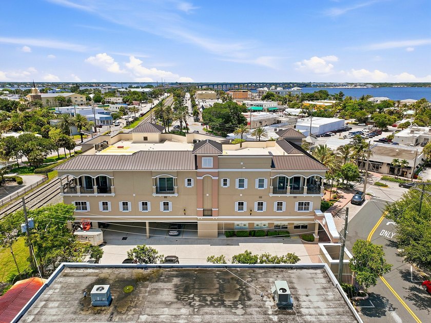 Fully Updated Penthouse-Level Residence beautifully updated - photo 35