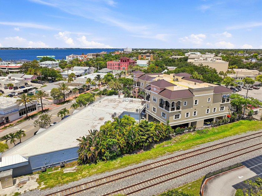 Fully Updated Penthouse-Level Residence beautifully updated - photo 36