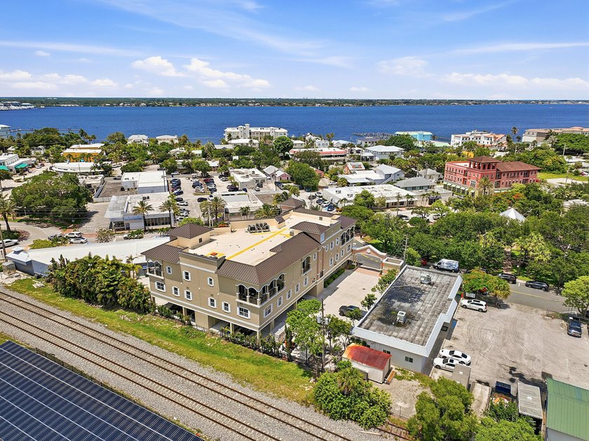 Fully Updated Penthouse-Level Residence beautifully updated - photo 38