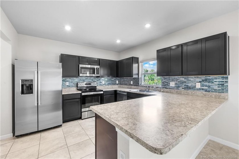 Move-in ready and beautifully maintained, this spacious - photo 10