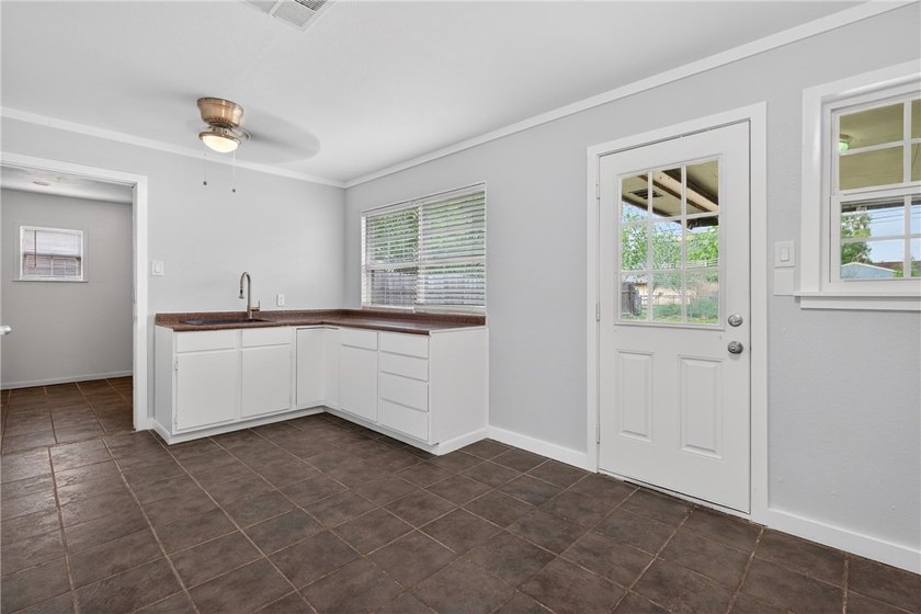 Welcome to this delightful 4-bedroom, 2-bathroom home boasting - photo 11