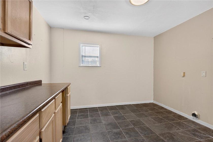 Welcome to this delightful 4-bedroom, 2-bathroom home boasting - photo 12