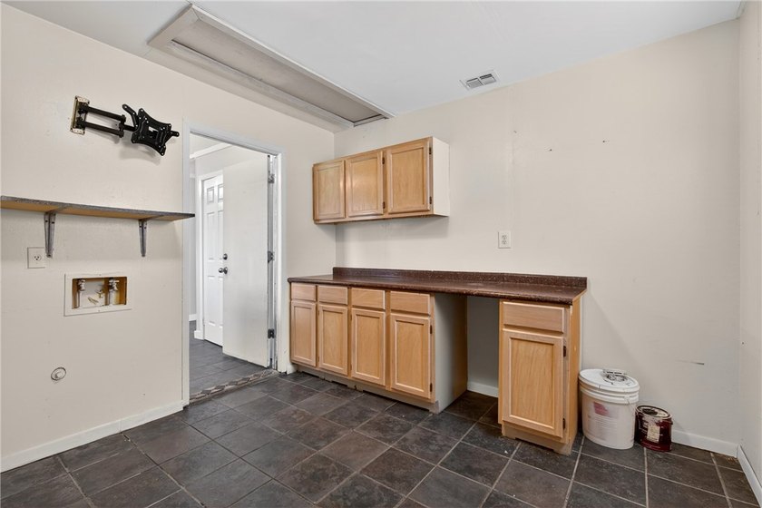 Welcome to this delightful 4-bedroom, 2-bathroom home boasting - photo 13