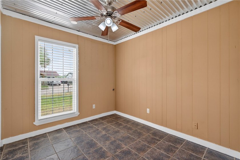 Welcome to this delightful 4-bedroom, 2-bathroom home boasting - photo 14