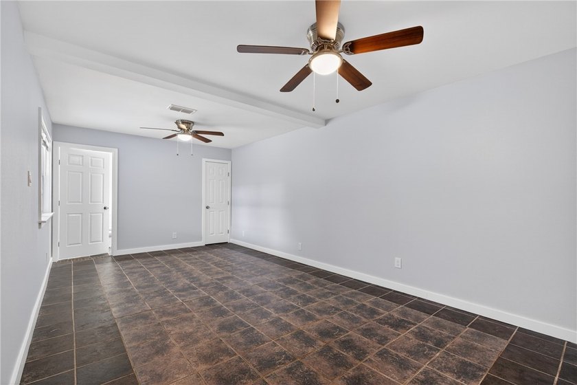 Welcome to this delightful 4-bedroom, 2-bathroom home boasting - photo 17