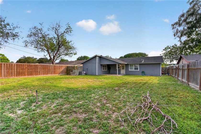 Welcome to this delightful 4-bedroom, 2-bathroom home boasting - photo 21