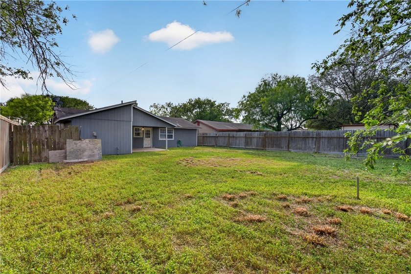 Welcome to this delightful 4-bedroom, 2-bathroom home boasting - photo 23