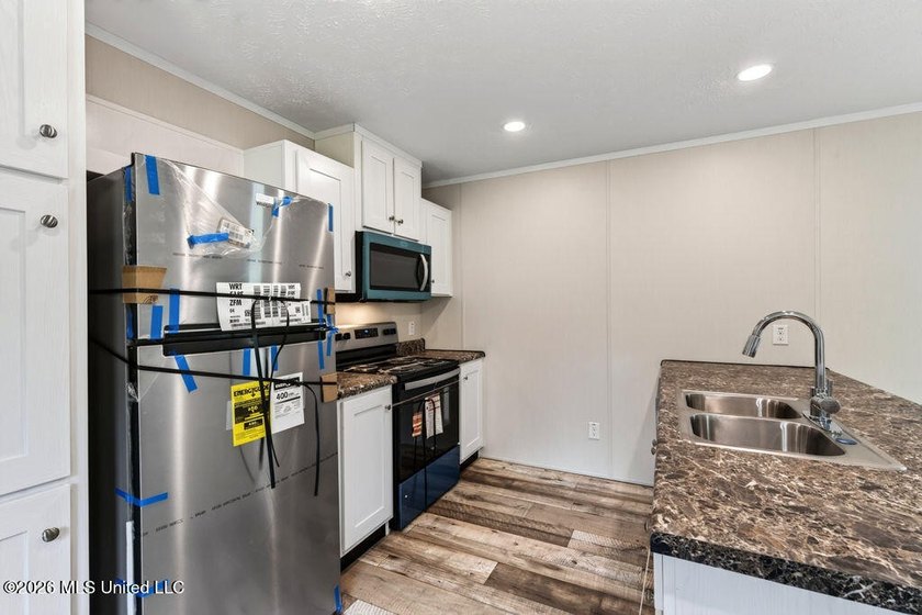 Brand new and never lived in! This beautiful 16' x 76' - photo 4
