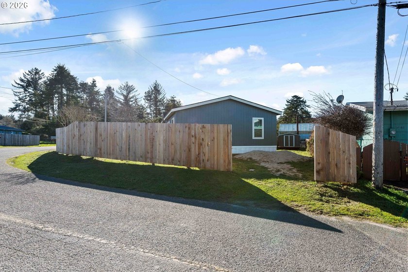 This move-in-ready home offers three bedrooms, twOpo bathrooms - photo 28