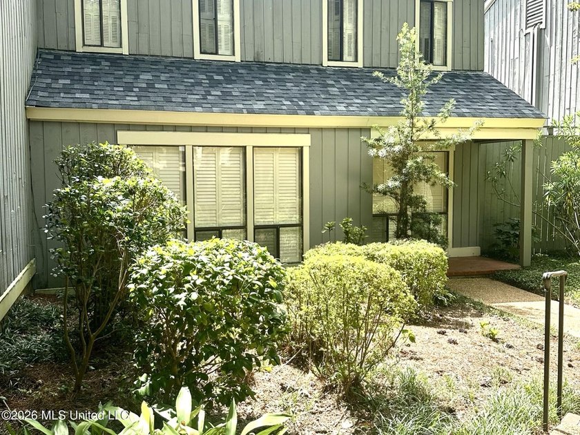 Easy living with the convenience of your own private elevator! - photo 2