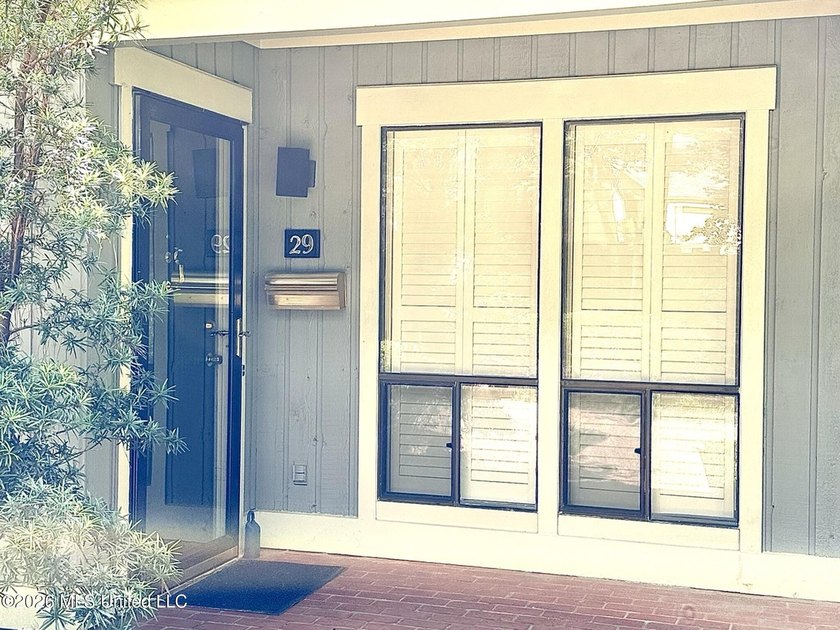 Easy living with the convenience of your own private elevator! - photo 3