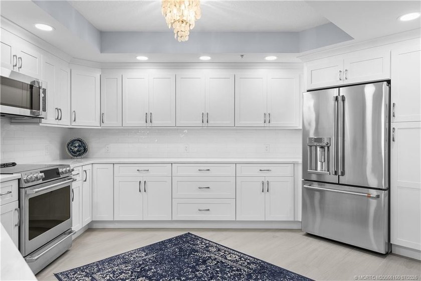 Completely remodeled with over $300,000 in custom renovations - photo 6