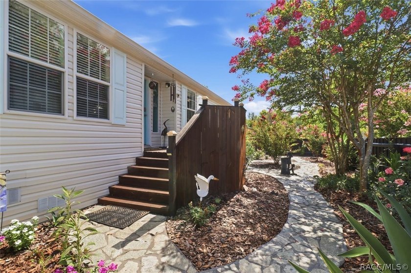 Welcome to 8421 W. Scott Court in beautiful Chassahowitzka, a - photo 5