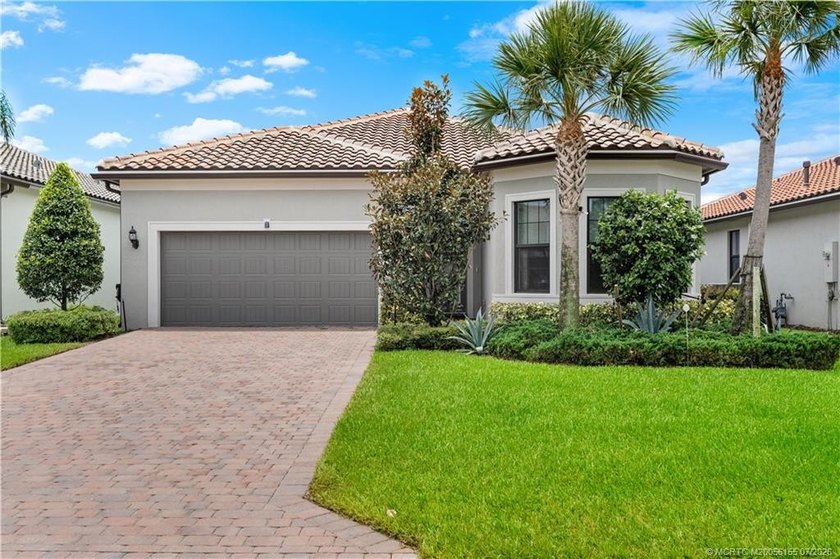 Welcome to this 2022 custom CBS home in Veranda Gardens. Prime - photo 5