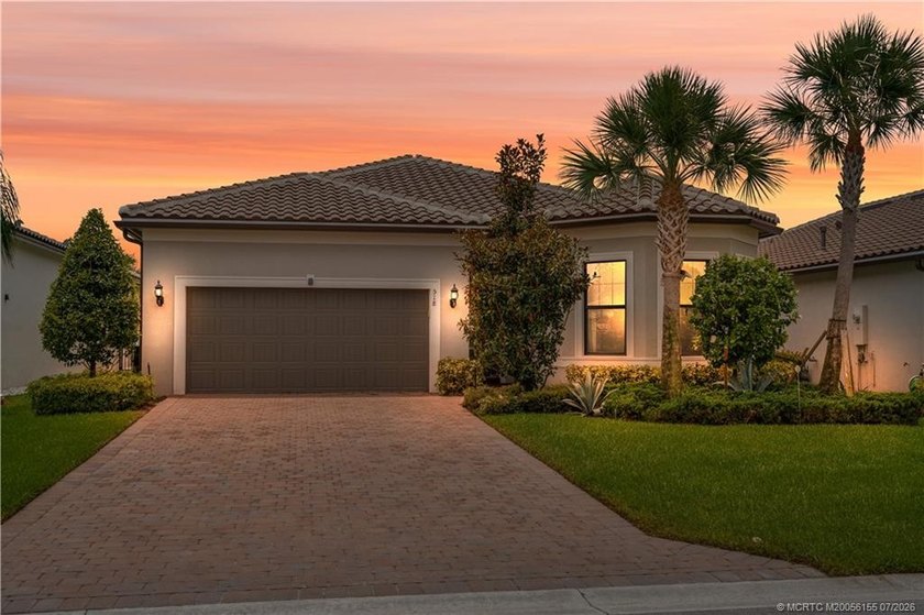 Welcome to this 2022 custom CBS home in Veranda Gardens. Prime - photo 6