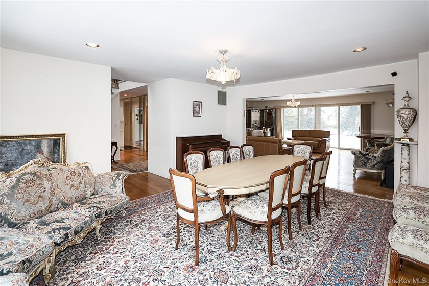 LARGE HOME ON A HUGE LOT SIZE!!!!!!! Beautiful brick Colonial - photo 5