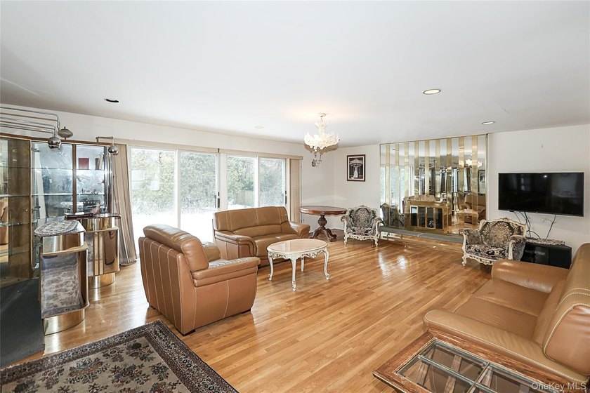 LARGE HOME ON A HUGE LOT SIZE!!!!!!! Beautiful brick Colonial - photo 7