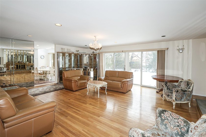 LARGE HOME ON A HUGE LOT SIZE!!!!!!! Beautiful brick Colonial - photo 8