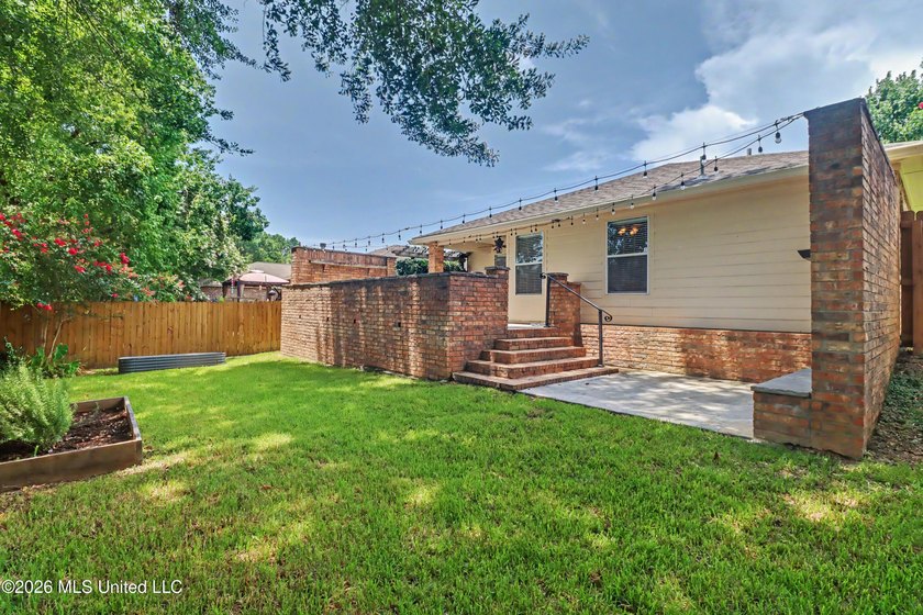 Don't miss this 3 bedroom, 2 bath home featuring granite - photo 6
