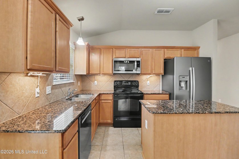Don't miss this 3 bedroom, 2 bath home featuring granite - photo 7