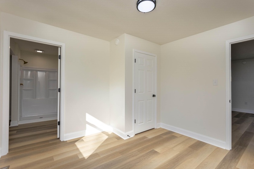 Welcome to this stunning, completely renovated 4-bedroom - photo 19