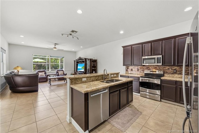 Welcome to Highlands Reserve, one of Palm City's most - photo 6