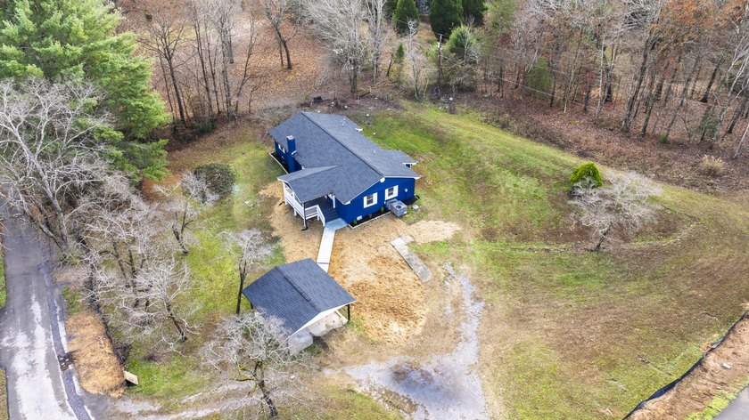 Welcome to this stunning, completely renovated 4-bedroom - photo 32
